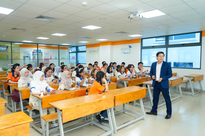 Sinh viên HUTECH và UNIMAS tìm hiểu kỹ năng thiết kế dự án và pháp luật, kinh tế Việt Nam qua chuyên đề 102