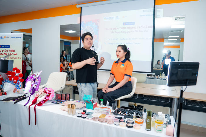 [Video] Sinh viên Công nghệ thẩm mỹ học hỏi kỹ thuật trang điểm Á Đông cùng chuyên gia đầu ngành 30