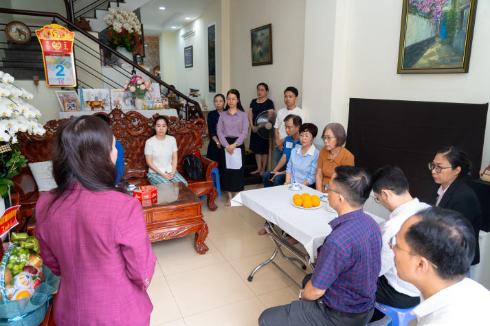 Truy tặng Huy hiệu 40 năm tuổi Đảng cho cố đồng chí Cao Tùng Anh 35