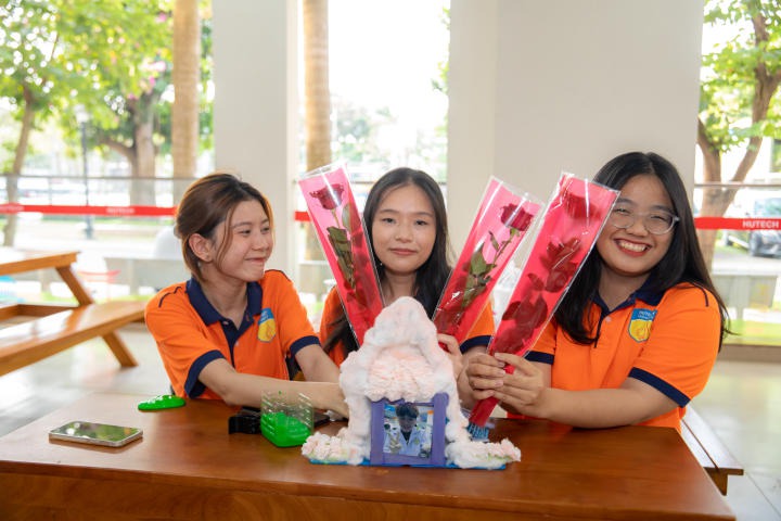 Sinh viên Khoa Thú y - Chăn nuôi thiết kế khung ảnh lưu giữ khoảnh khắc yêu thương nhân ngày Quốc tế Phụ Nữ (8/3) 99