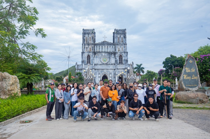 [Hướng nghiệp 2026] Ngành Quản trị du lịch: Vừa học vừa đi, khám phá thế giới qua những tour thực tế 18