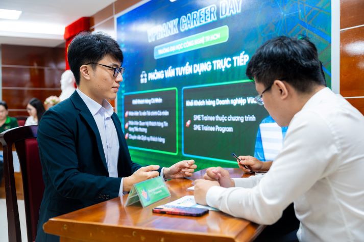 Sinh viên Khoa Tài chính - Thương mại nhận học bổng giá trị và săn cơ hội thực tập hấp dẫn từ VPBank 104