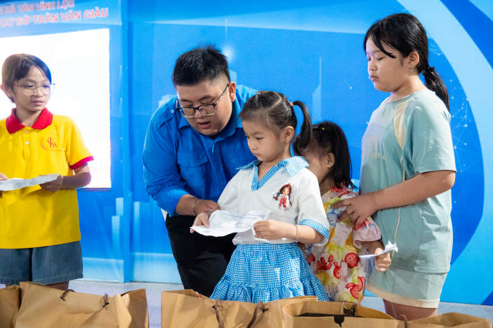 “Trăng trao yêu thương” của Khoa QTDL-NH-KS gửi 200 phần quà, thắp sáng niềm vui tuổi thơ 69