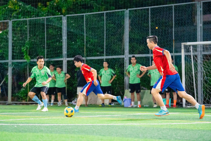 [Hội thao CB-GV-NV HUTECH 2025] Nảy lửa vòng Tứ kết bóng đá nam, 04 cái tên xuất sắc lộ diện vào Bán kết 76