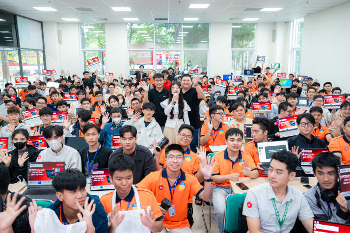 Sinh viên Khoa Công nghệ thông tin khám phá ứng dụng AI trên laptop ASUS thế hệ mới 15