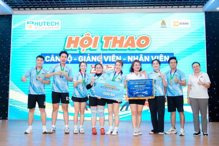 [Hội thao CB-GV-NV 2026] Trở lại với sức mạnh ấn tượng, liên quân Văn phòng Trường giành ngôi vương Kéo co 94