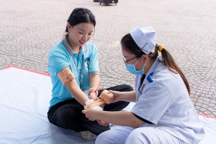 “Chạy trạm” cấp cứu, sinh viên Khoa Điều dưỡng - Kỹ thuật y học luyện bản lĩnh xử trí tình huống y khoa 53