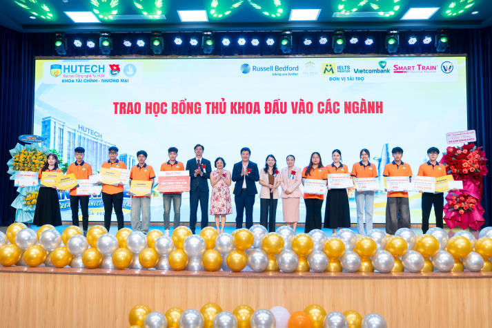 [Video] Tân sinh viên Khoa Tài chính - Thương mại khởi động hành trình đại học với tinh thần “Sáng tạo - Kết nối - Vươn xa” 60