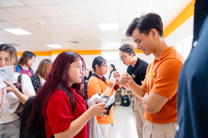 [Ảnh] Ai phát âm chuẩn hơn? Sinh viên Khoa Tiếng Anh sôi nổi chinh phục thử thách ngôn ngữ 63