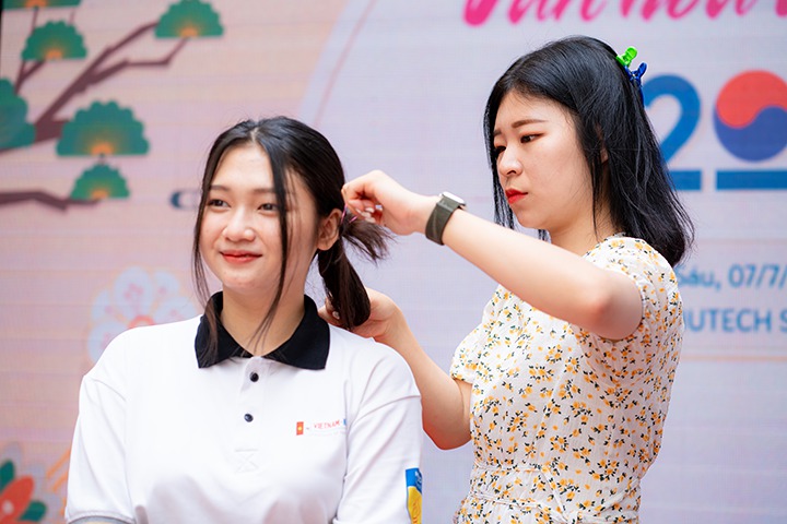 Sinh viên rủ nhau “vi vu” xứ sở kim chi ngay tại HUTECH trong Lễ hội Văn hóa Hàn Quốc 2023 103