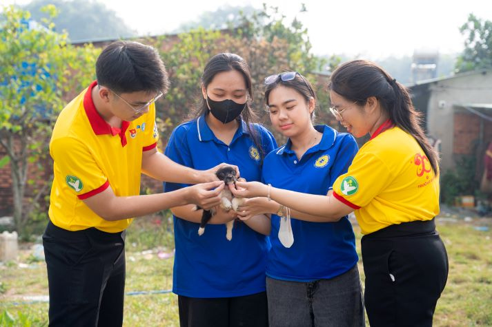 Sinh viên Khoa Thú y lan tỏa yêu thương qua hoạt động chăm sóc động vật trong chiến dịch Xuân tình nguyện 32