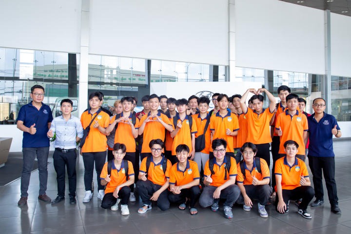 Sinh viên ngành Công nghệ kỹ thuật ô tô trải nghiệm môi trường làm việc thực tế tại Công ty Truck & Bus Hyundai Trường Chinh 74