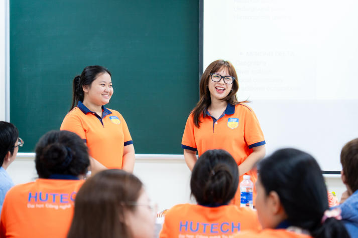 Sinh viên Khoa Tiếng Anh nhập vai hướng dẫn viên, luyện ngôn ngữ qua tình huống nghề nghiệp 47