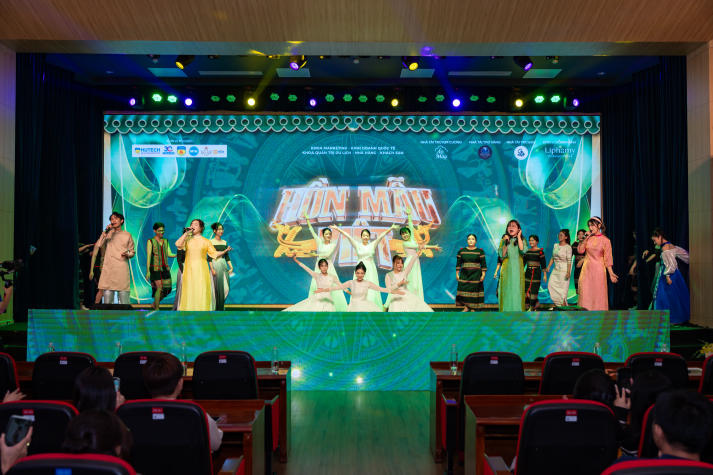 Sinh viên HUTECH thắp sáng niềm tự hào Việt qua chuỗi đồ án nghệ thuật hoành tráng 318