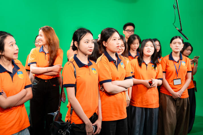 Sinh viên Quan hệ công chúng “bước vào hậu trường” sản xuất chương trình truyền hình trực tiếp tại HTV 96