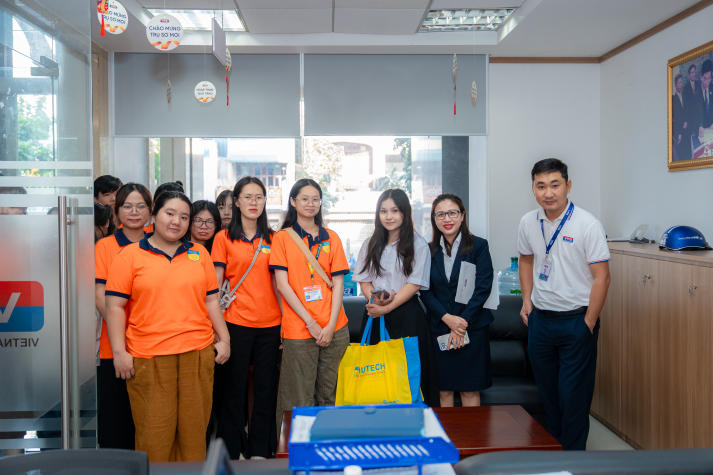 Bước vào “hậu trường” ngân hàng: Sinh viên Khoa Tài chính - Thương mại học nghề tại VRB 11