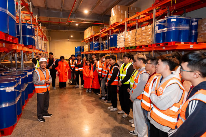 Chạm vào “mạch lạnh” của chuỗi cung ứng - Trải nghiệm đáng nhớ của sinh viên Logistics I-HUTECH tại AJ Total Việt Nam 59