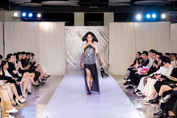[Video] Sinh viên Thiết kế thời trang HUTECH “trình làng” loạt đồ án tốt nghiệp với nhiều ý tưởng độc đáo 415