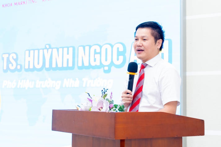 Vinh danh thủ khoa ngành Marketing tại Lễ chào đón tân sinh viên Khoa Marketing - Kinh doanh quốc tế 36