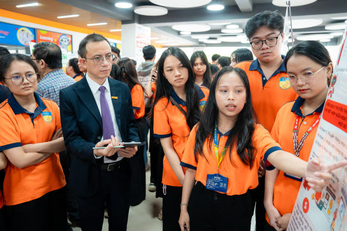 Khi ý tưởng chạm thực tiễn: Sinh viên Khoa Tài chính - Thương mại tỏa sáng tại Trưng bày poster Dự án doanh nghiệp 85