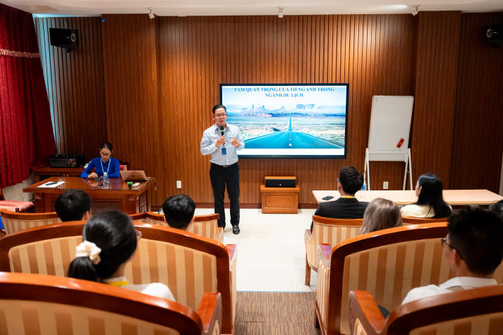 Sinh viên Khoa Tiếng Anh khám phá giá trị tiếng Anh trong lĩnh vực dịch vụ tại Vietravel 20