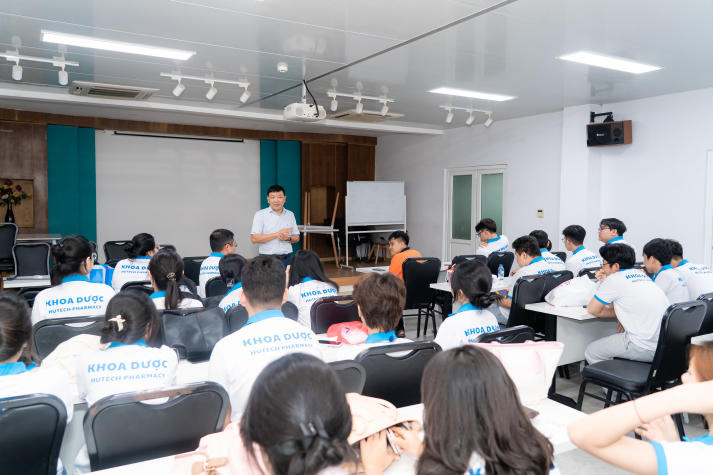 HUTECH PharmaCom Tour: Trải nghiệm thực tế - Bước đệm nghề nghiệp cho sinh viên ngành Dược 22