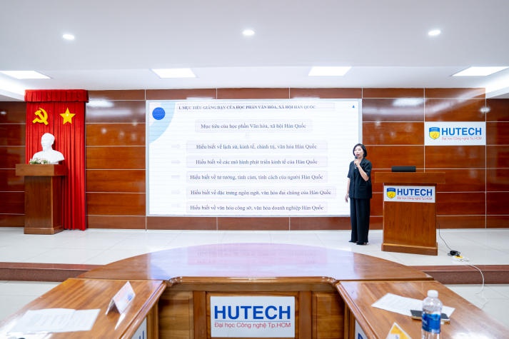 Sinh viên Khoa Hàn Quốc học tìm hiểu chương trình đào tạo ngành Ngôn ngữ Hàn Quốc 105