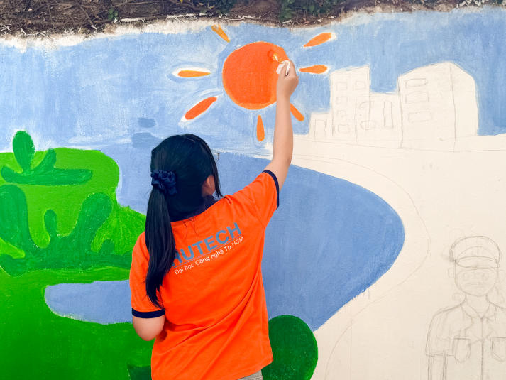 Sinh viên Khoa Marketing - Kinh doanh quốc tế thực hiện công trình “Đường cờ Tổ quốc”, lan tỏa tinh thần vì cộng đồng 66