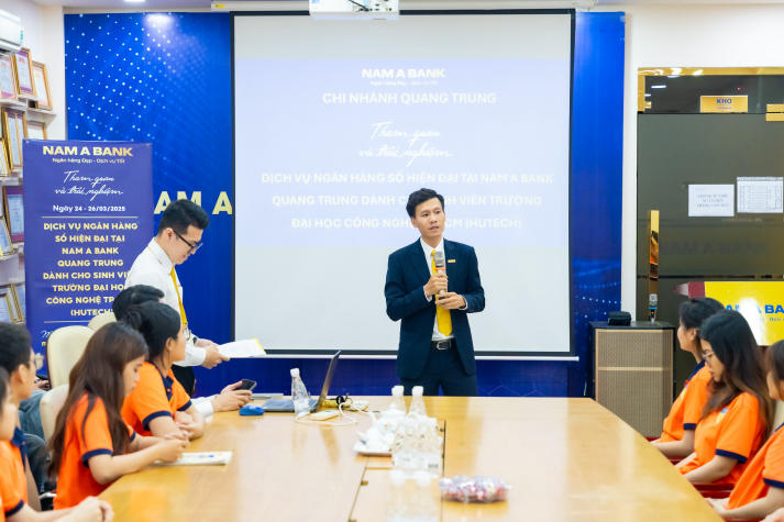 Trải nghiệm thực tế tại Nam A Bank, sinh viên Khoa Luật mở rộng góc nhìn về ngân hàng số 42