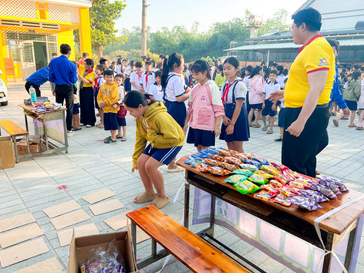 Tuổi trẻ Khoa Quản trị Du lịch - Nhà hàng - Khách sạn mang xuân đến vùng đất nghĩa tình 82