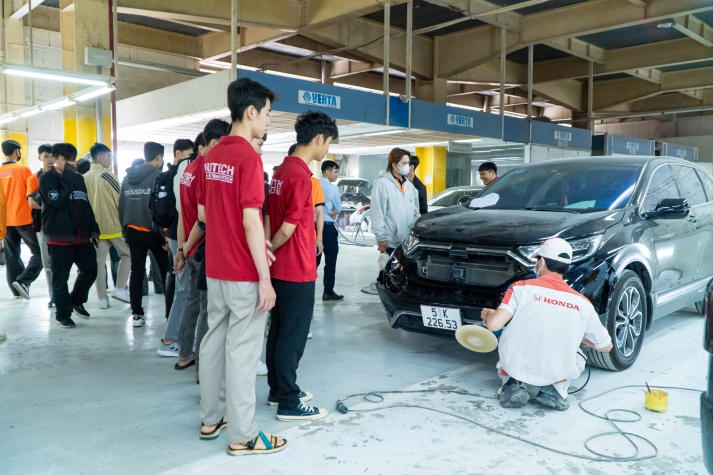 Sinh viên Công nghệ kỹ thuật ô tô khám phá thực tế ngành nghề tại Công ty CP Ô tô Kim Thanh 63