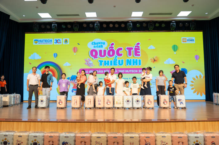 [Video] Ngày hội tuổi thơ HUTECH: Hành trình sắc màu cho những thiên thần nhỏ 138