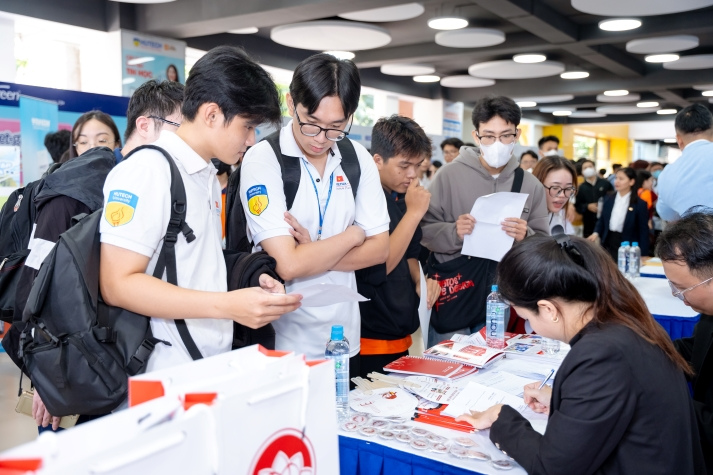 Doanh nghiệp đa quốc gia “đổ bộ” HUTECH International Job Fair 2025, mở ra hàng ngàn cơ hội nghề nghiệp cho sinh viên 92