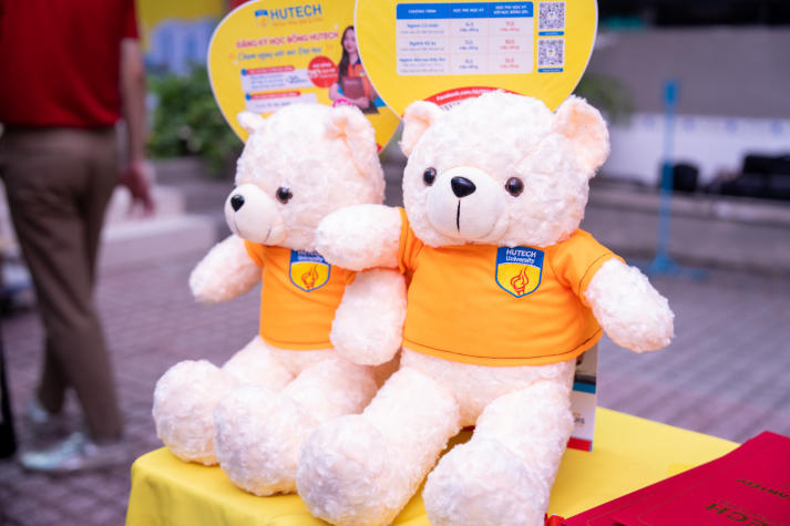 HUTECH Scholarship Tour 2025: Trao 32 suất học bổng trị giá 25% học phí toàn khóa cho học sinh Trường THPT Nguyễn Hữu Thọ (TP.HCM) 78