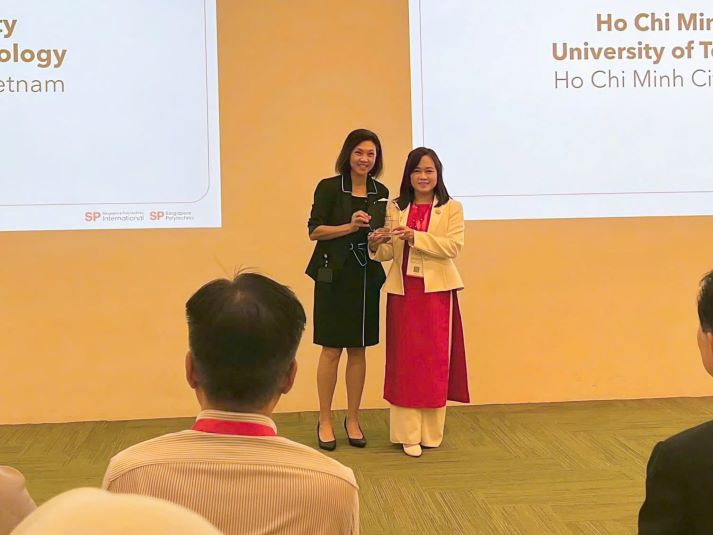 HUTECH attends Learning Express conference in Singapore 21