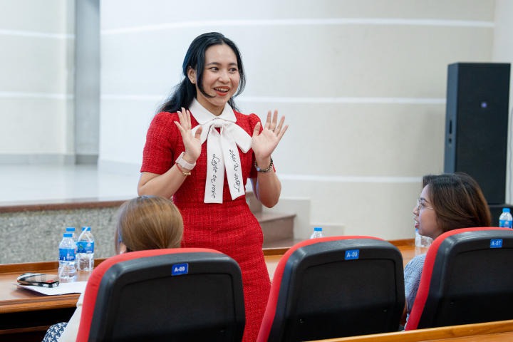 Sinh viên Tâm lý học HUTECH “trình làng” nhiều sản phẩm quảng cáo độc đáo trong buổi công chiếu đồ án cuối kỳ 13