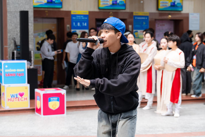 [Video] Văn nghệ sân trường HUTECH khuấy động không khí chào đón newbies 42