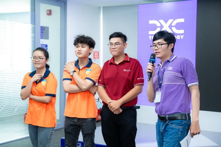 [Video] Students of the Institute of International Education visited DXC Technology Vietnam 76