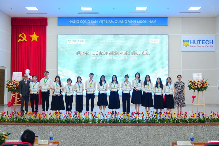 Gần 600 sinh viên tiêu biểu Học kỳ I năm học 2023-2024 của Khoa Quản trị kinh doanh được tuyên dương 106