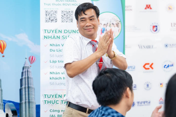 Sinh viên Viện Khoa học Ứng dụng HUTECH bảo vệ đồ án trước doanh nghiệp và “săn” việc ngay tại trường 227