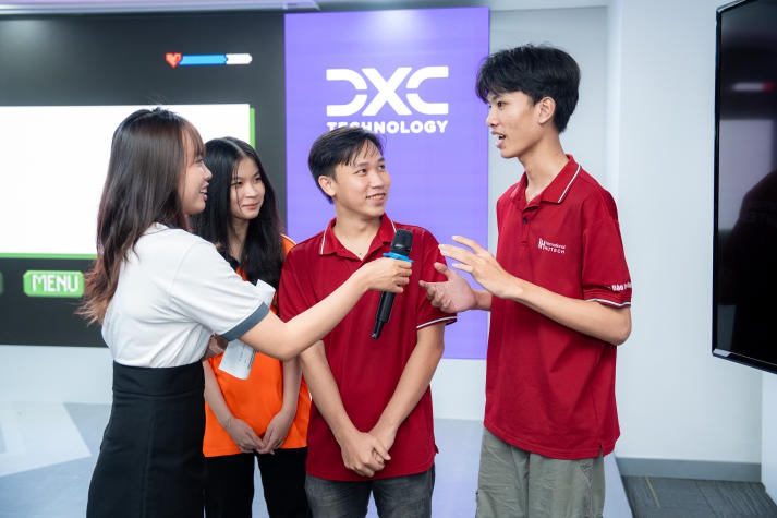 [Video] Students of the Institute of International Education visited DXC Technology Vietnam 74