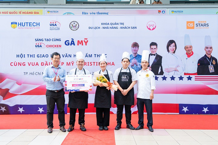 [Video] Vua đầu bếp Mỹ 2012 Christine Hà chia sẻ bí quyết thành công với nghề đầu bếp cho sinh viên HUTECH 120