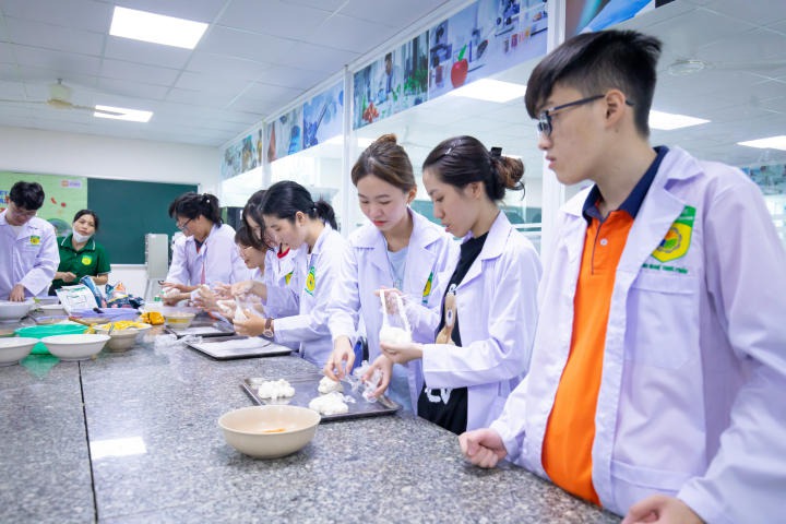 Sinh viên ngành Viện Khoa học Ứng dụng HUTECH trổ tài làm pizza mừng ngày Phụ nữ Việt Nam 30