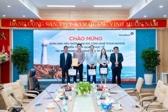 7 phòng nghiệp vụ VietinBank mở rộng góc nhìn nghề ngân hàng cho sinh viên Tài chính - Thương mại 22