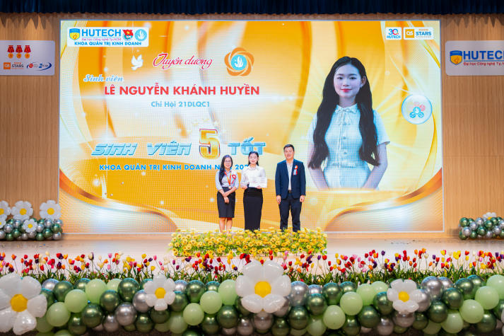 Khoa Quản trị kinh doanh HUTECH: Bứt phá đào tạo và phong trào sinh viên năm học mới 55
