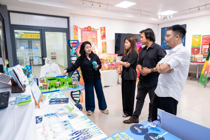 Sinh viên Thiết kế đồ họa K23 mang văn hóa, lễ hội và các vấn đề cộng đồng vào không gian triển lãm sáng tạo 49