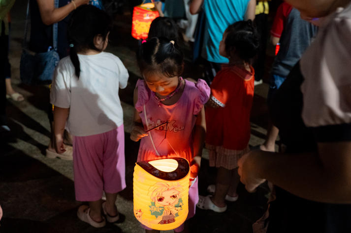 Thắp đèn Trung thu, trao yêu thương đến thiếu nhi Thạnh Mỹ Tây cùng sinh viên Khoa Nhật Bản học 114