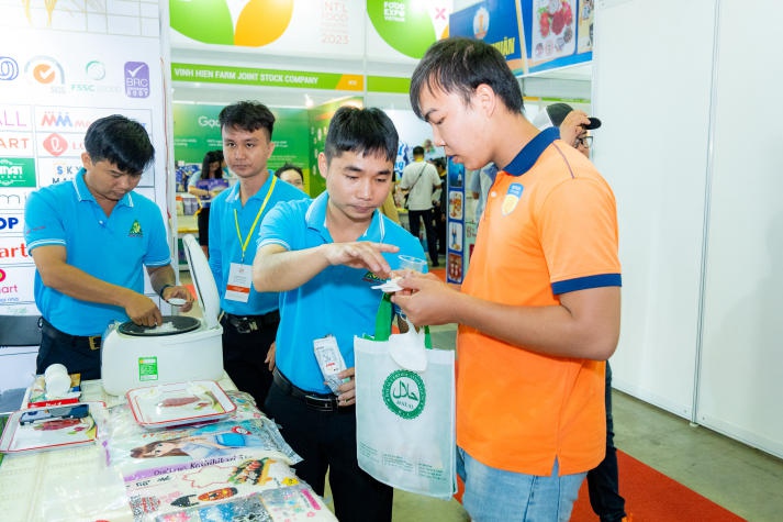 Sinh viên ngành Công nghệ thực phẩm HUTECH khám phá ngành Công nghiệp thực phẩm tại triển lãm “Vietnam Foodexpo 2023” 39