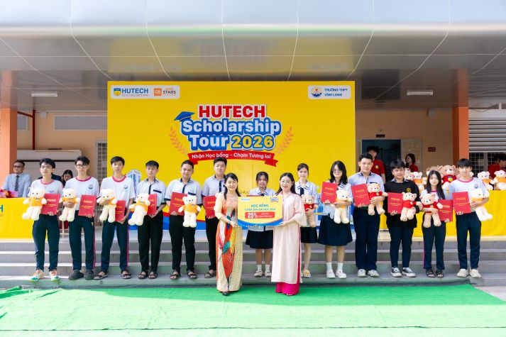 [Video] HUTECH Scholarship Tour 2026 mang mưa học bổng đến THPT Vĩnh Long 24