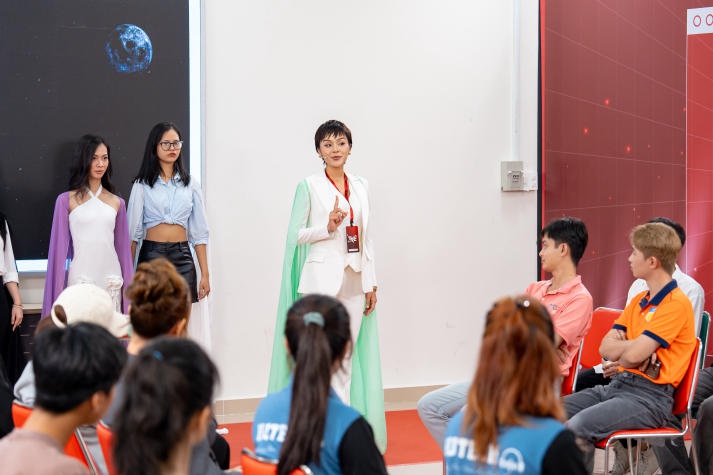 Siêu mẫu Lê Thu Trang và Như Vân “bật mí” cho sinh viên HUTECH kỹ năng trình diễn thời trang chuyên nghiệp 35